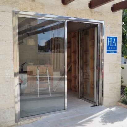 puerta de acero inoxidable y vidrio de Icminox ofrece elegancia, seguridad y durabilidad para hoteles en la playa con diseño moderno