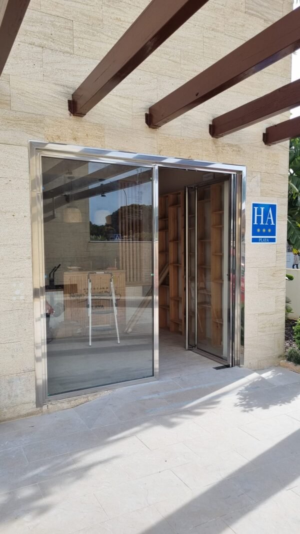 puerta de acero inoxidable y vidrio de Icminox ofrece elegancia, seguridad y durabilidad para hoteles en la playa con diseño moderno