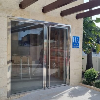 puerta de acero inoxidable y vidrio de Icminox ofrece elegancia, seguridad y durabilidad para hoteles en la playa con diseño moderno