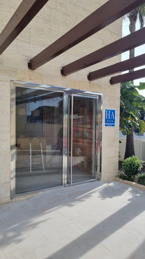 puerta de acero inoxidable y vidrio de Icminox ofrece elegancia, seguridad y durabilidad para hoteles en la playa con diseño moderno