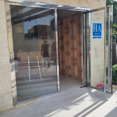 puerta de acero inoxidable y vidrio de Icminox ofrece elegancia, seguridad y durabilidad para hoteles en la playa con diseño moderno