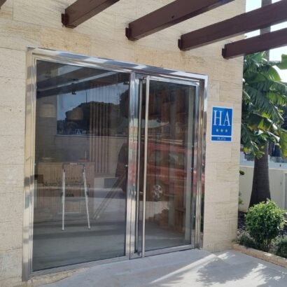 puerta de acero inoxidable y vidrio de Icminox ofrece elegancia, seguridad y durabilidad para hoteles en la playa con diseño moderno