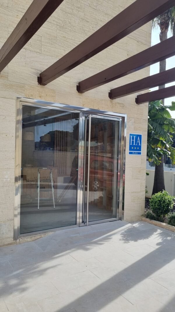 puerta de acero inoxidable y vidrio de Icminox ofrece elegancia, seguridad y durabilidad para hoteles en la playa con diseño moderno