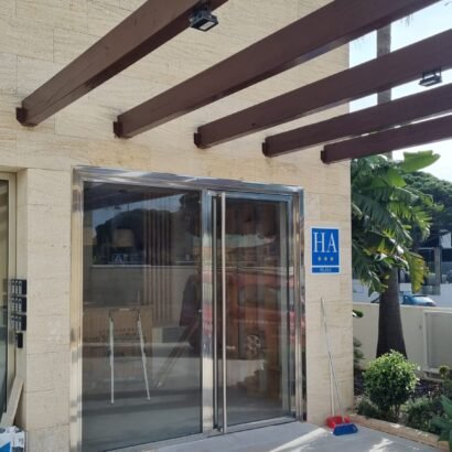 puerta de acero inoxidable y vidrio de Icminox ofrece elegancia, seguridad y durabilidad para hoteles en la playa con diseño moderno