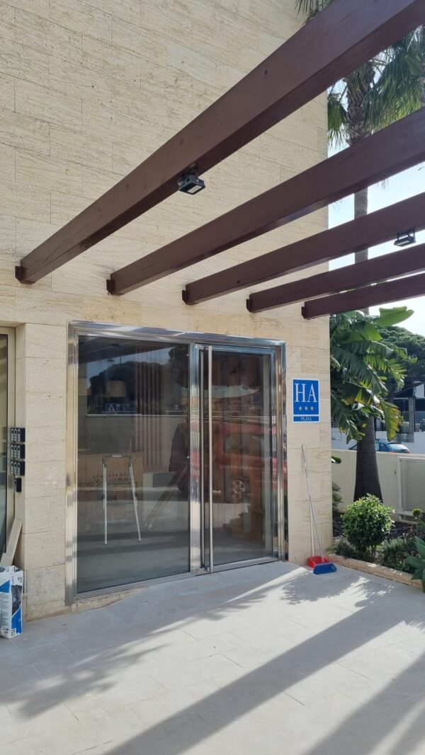 puerta de acero inoxidable y vidrio de Icminox ofrece elegancia, seguridad y durabilidad para hoteles en la playa con diseño moderno