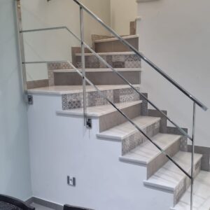 Barandilla de acero inoxidable con diseño escalable, tubos cuadrados y pasamanos rectangular. Ideal para viviendas particulares. Seguridad y diseño moderno.