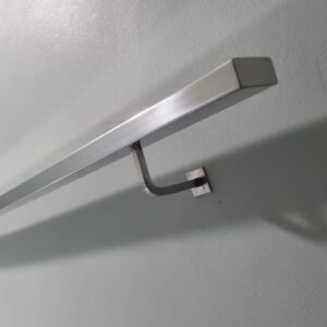 Pasamanos de acero inoxidable ICMIOX, montados en escalera estrecha de vivienda particular