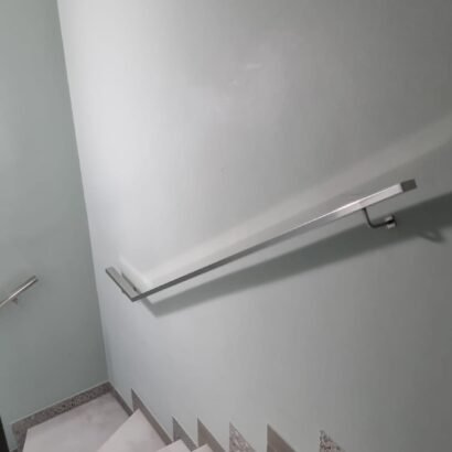 Pasamanos de acero inoxidable ICMIOX, montados en escalera estrecha de vivienda particular