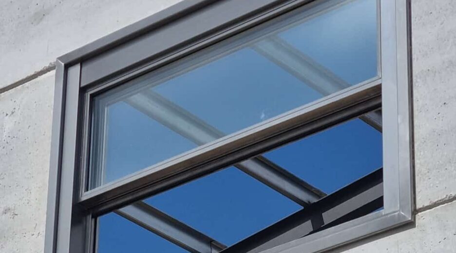 INTALACION DE VENTANAS GUILLOTINA MOTORIZADAS DE ACERO INOXIDABLE DE ICMINOX EN NAVES INDUSTRIALES