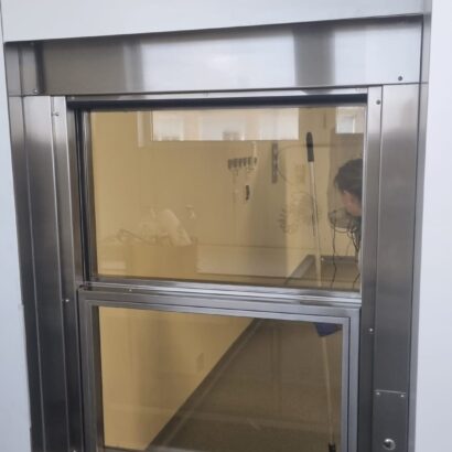 Ventana con vidrio plomado y apertura automatizada diseñada e instalada para zona de radilogía