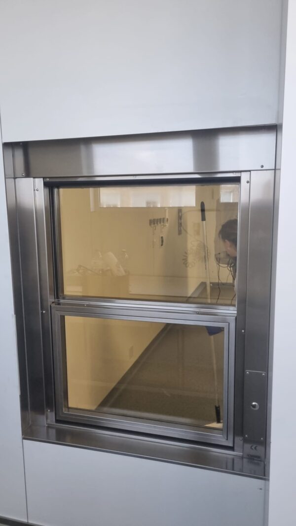 Ventana con vidrio plomado y apertura automatizada diseñada e instalada para zona de radilogía