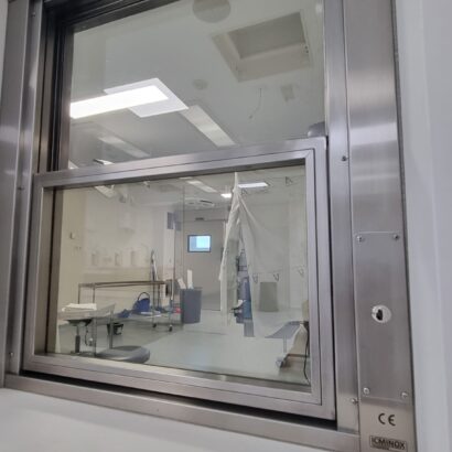 Ventana con vidrio plomado y apertura automatizada para quirófanos