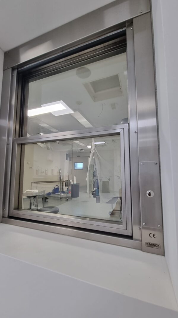 Ventana con vidrio plomado y apertura automatizada para quirófanos